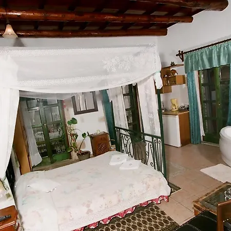 Ifigenia Trad.rooms In Oldtown By.marios Homestay *