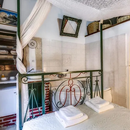Ifigenia Trad.rooms In Oldtown By.marios 하니아