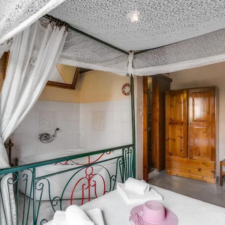 Ifigenia Trad.rooms In Oldtown By.marios 하니아