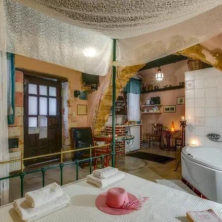 Ifigenia Trad.rooms In Oldtown By.marios * 하니아