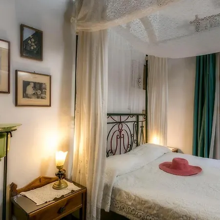 Ifigenia Trad.rooms In Oldtown By.marios